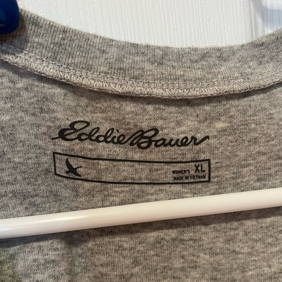 Eddie Bauer ladies v-neck blouse - Picture 2 of 2